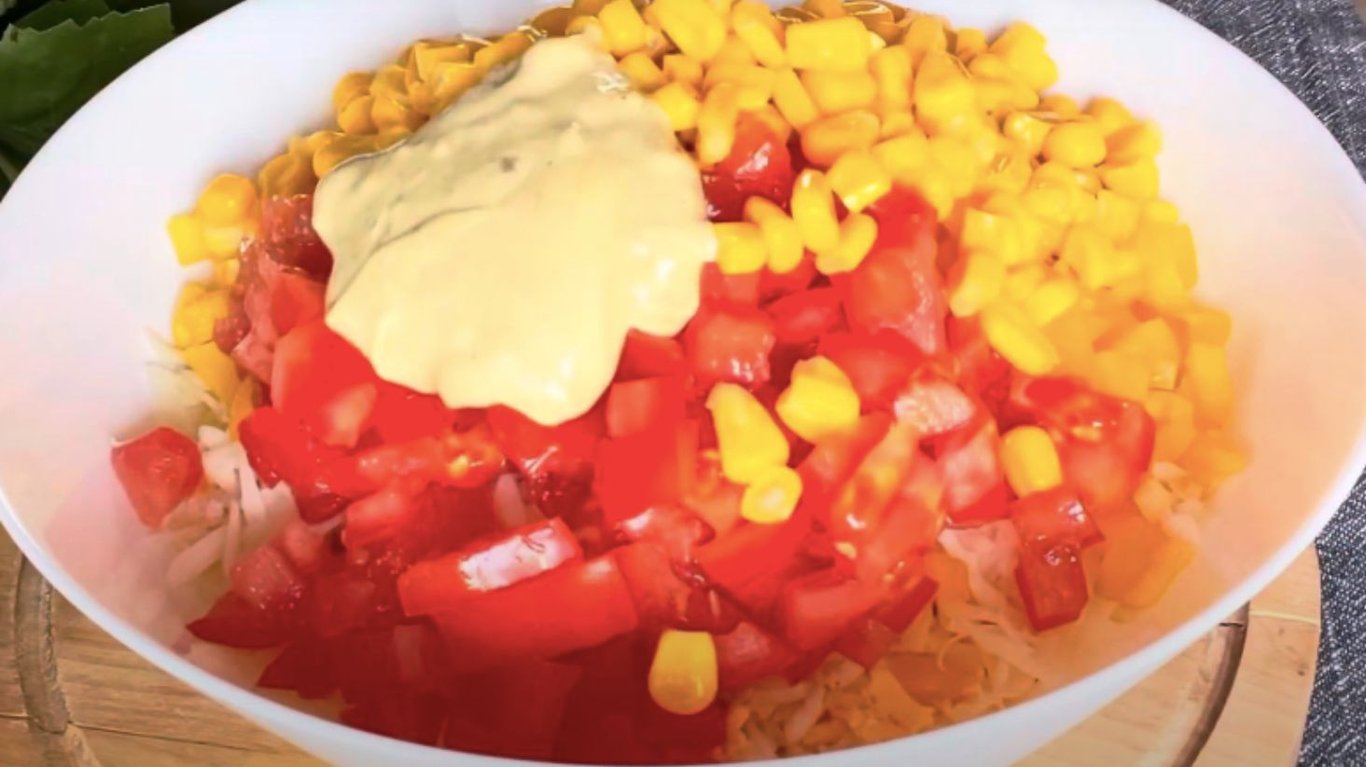 салат Мадам з крабовими паличками та кукурудзою