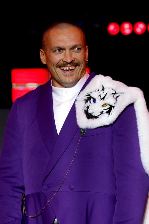 Олександр Усик в костюмі з накидкою з тигром