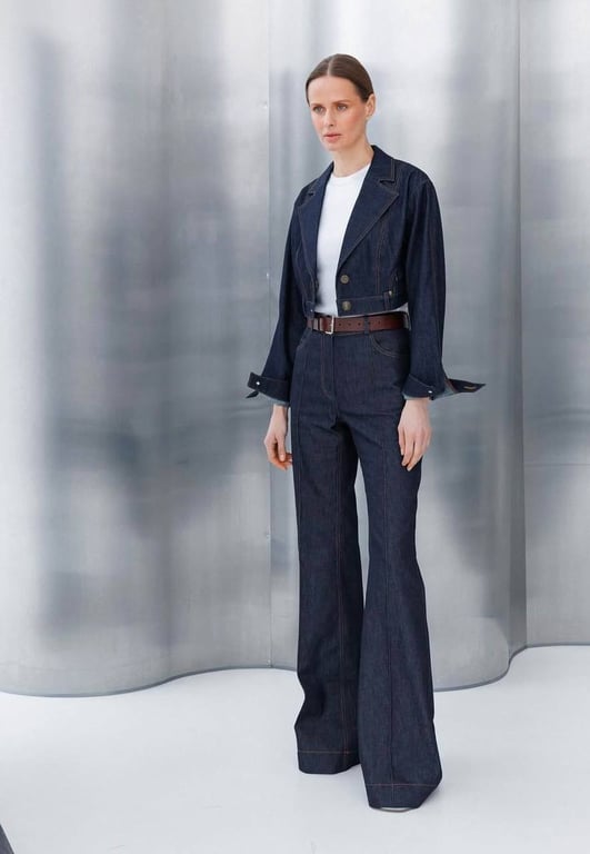 Джинси в стилі кльош не перестають бути актуальними