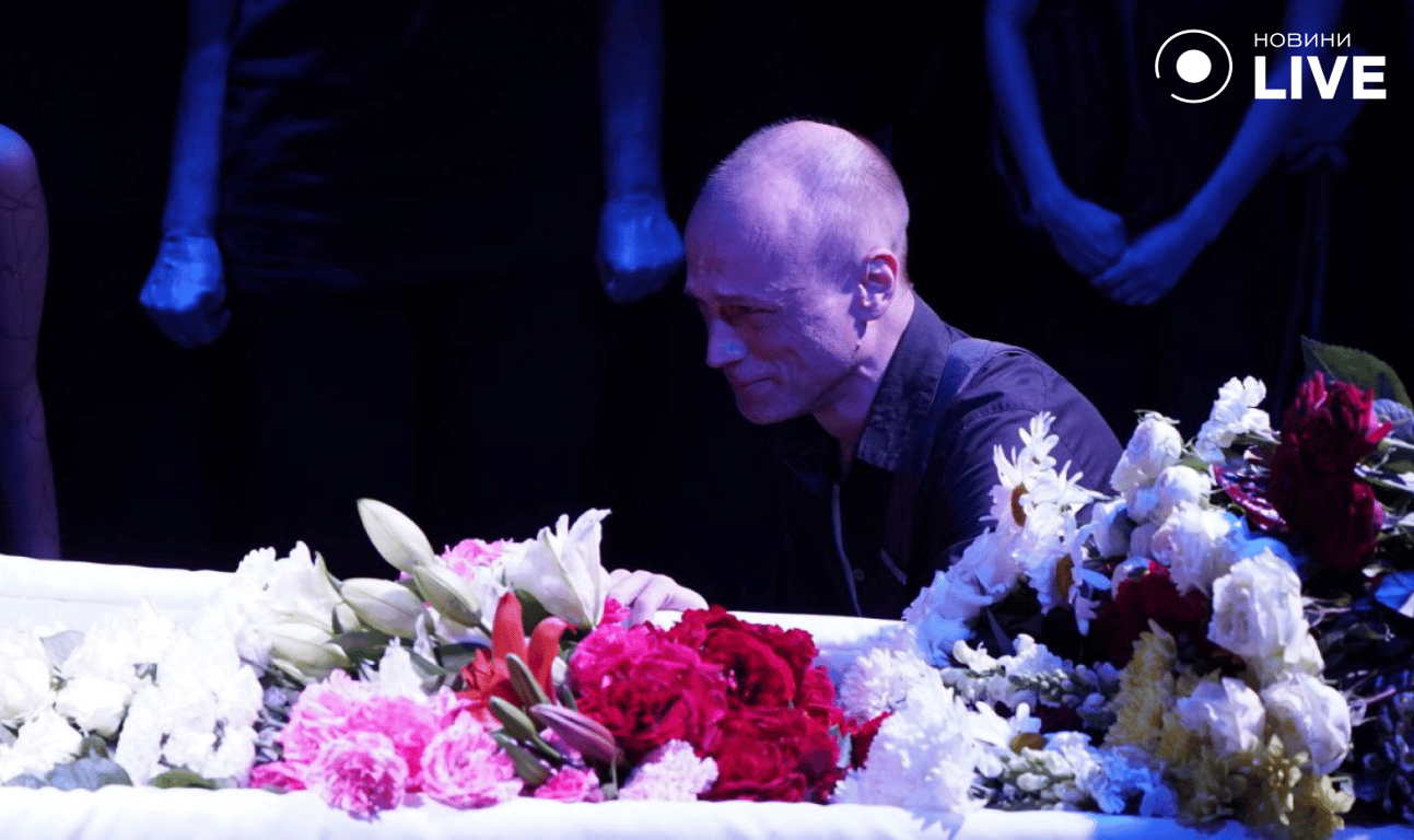 Люди схилили голови перед полеглим військовим