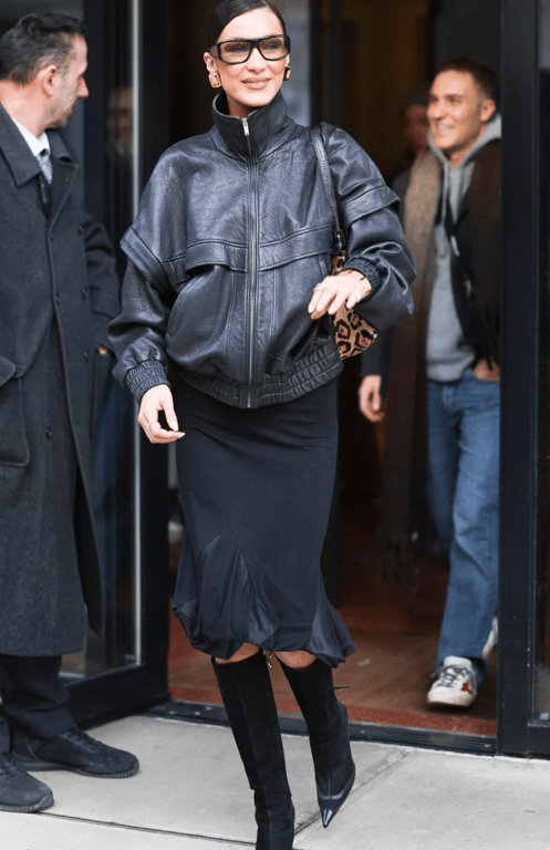 Бомбер, що відрізняється формою та текстурою