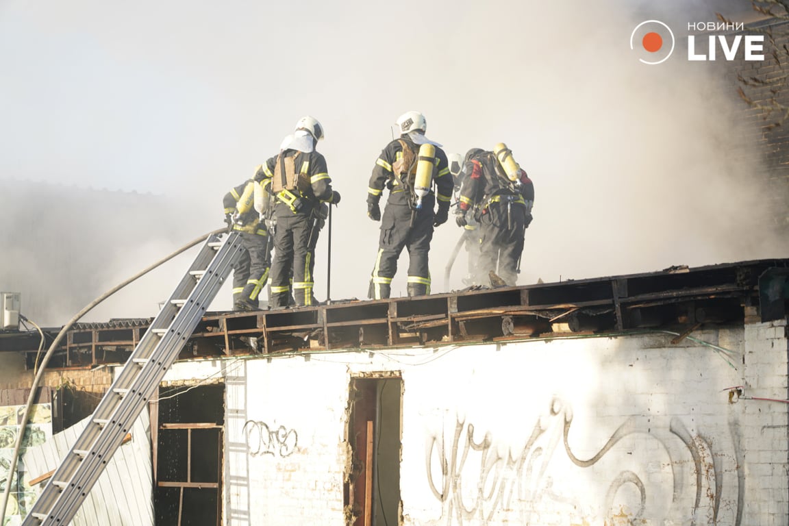 Рятувальники ліквідовують наслідки падіння БпЛА у Києві 7 листопада