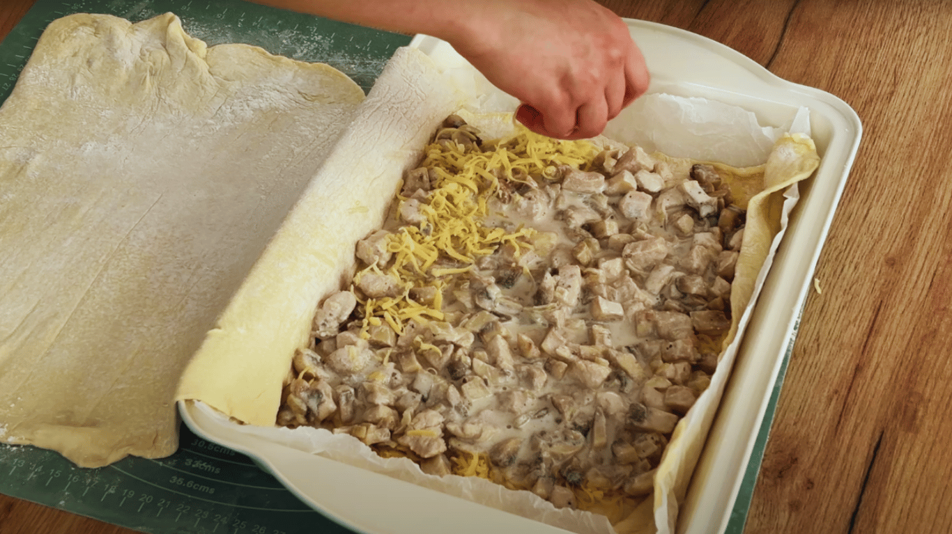 смачний пиріг з куркою та грибами
