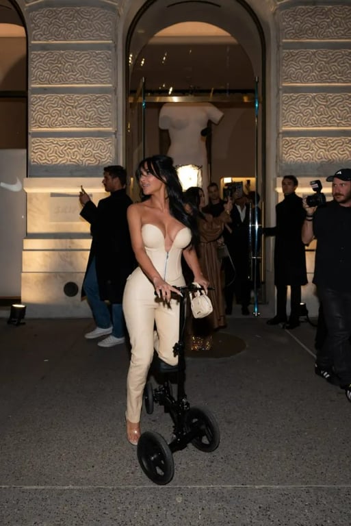 Кім Кардаш'ян із гіпсом на нозі відкрила бутик у Нью-Йорку