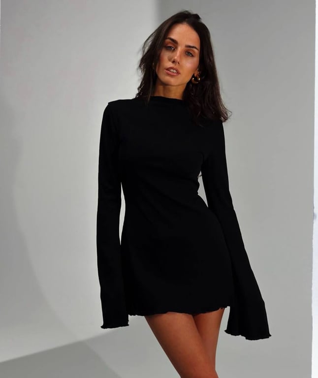 Коротка чорна сукня — універсальне рішення на будь-який захід
