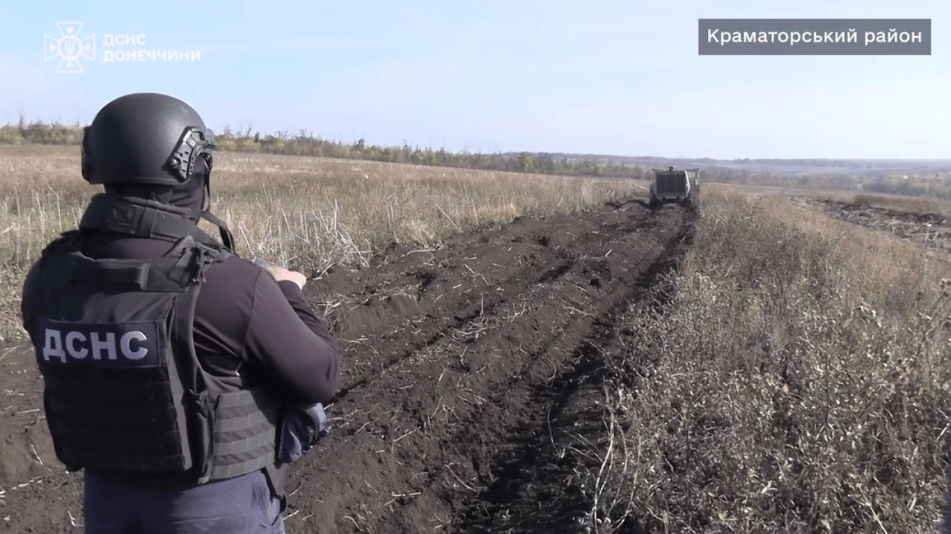 Розмінування деокупованих територій Донеччини — в ДСНС показали кадри роботи