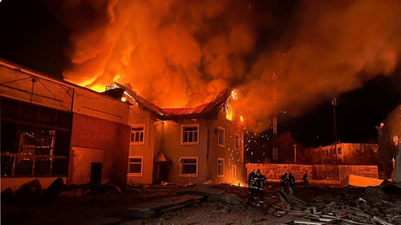 Ночная атака дронов — на Киевщине горело предприятие