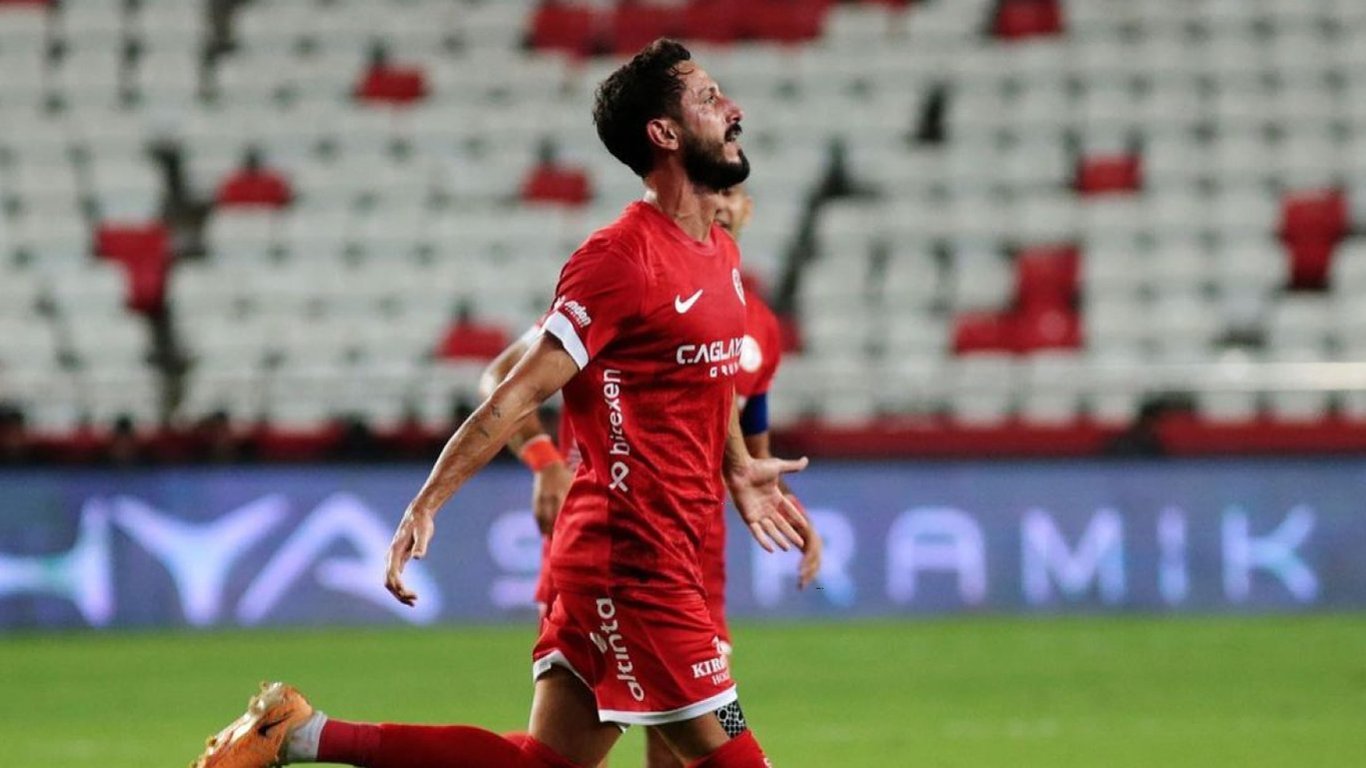 Известного футболиста арестовали в Турции по странному обвинению