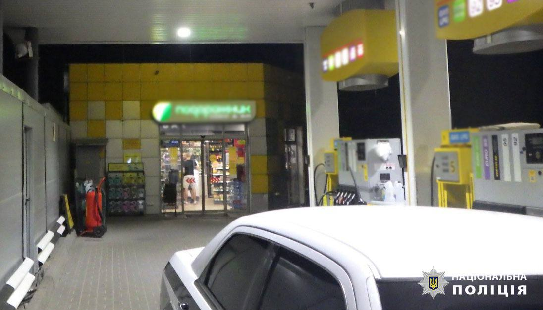 На київській АЗС двоє молодиків жорстоко побили співробітника - фото 1