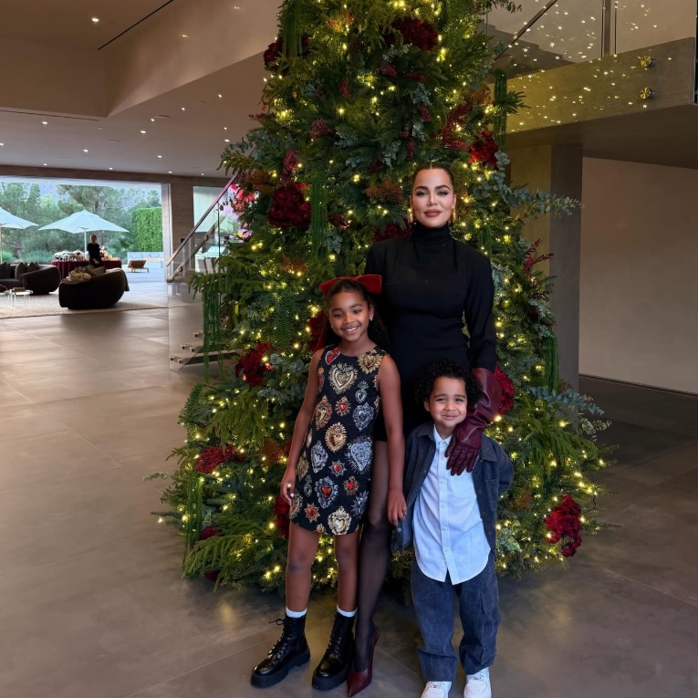 Новое видение роскоши — чем впечатляет елка Хлои Кардашьян - фото 1