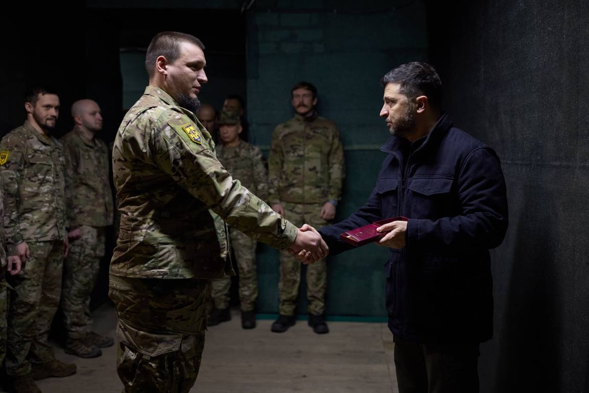 Зеленський нагороджує воїна Азова