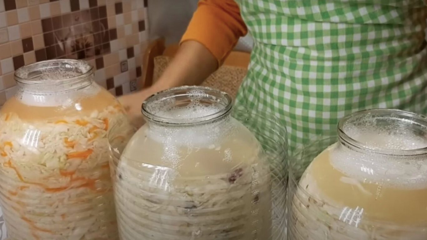 смачна квашена капуста у банках