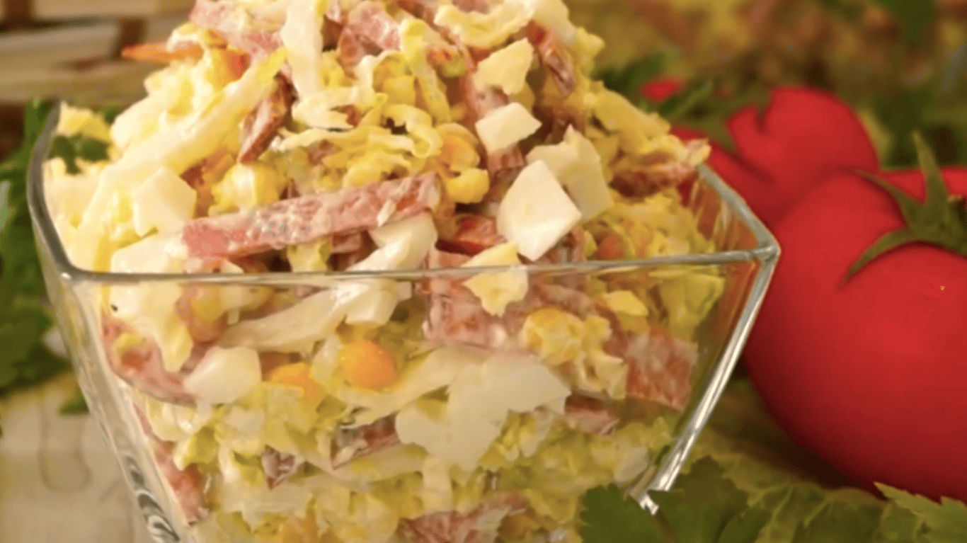 смачний салат з пекінською капустою та ковбасою