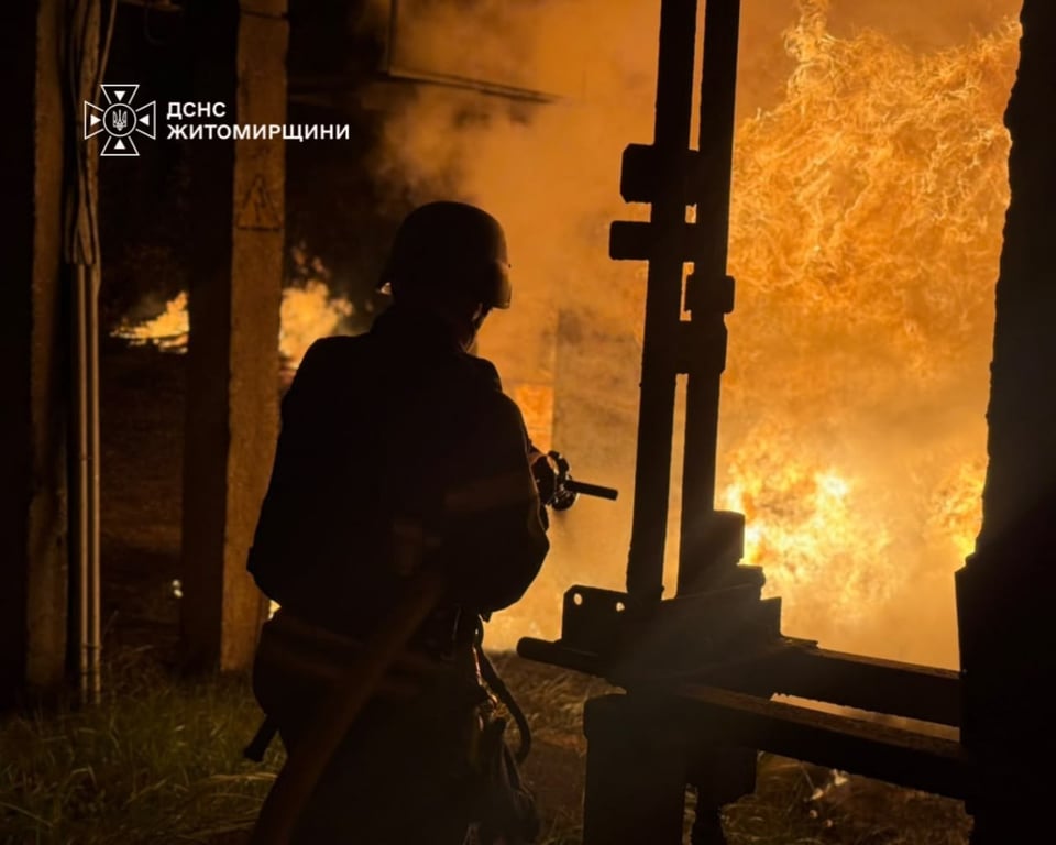 Рятувальники ліквідовують пожежу після російської атаки