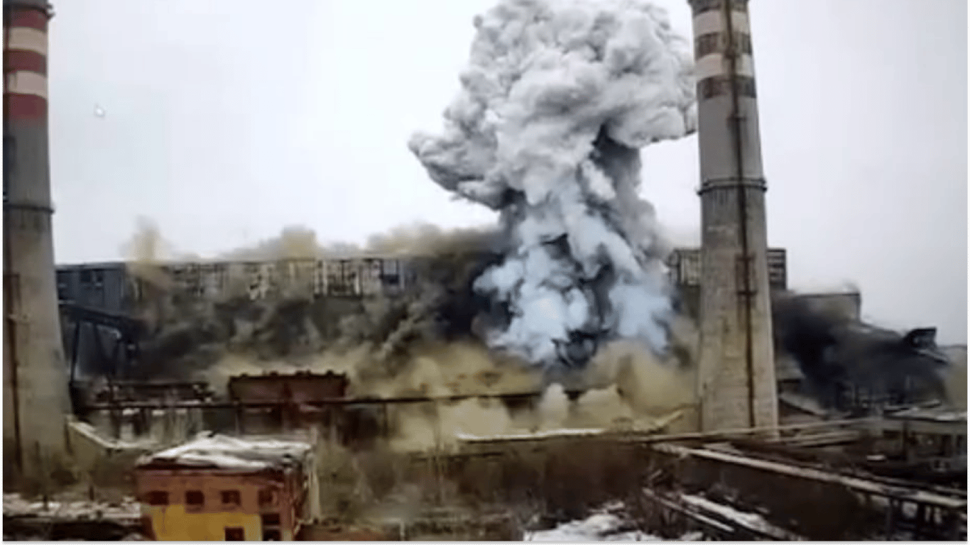 В сети появилось видео, как россияне ударили КАБами по ТЭС в Донецкой области