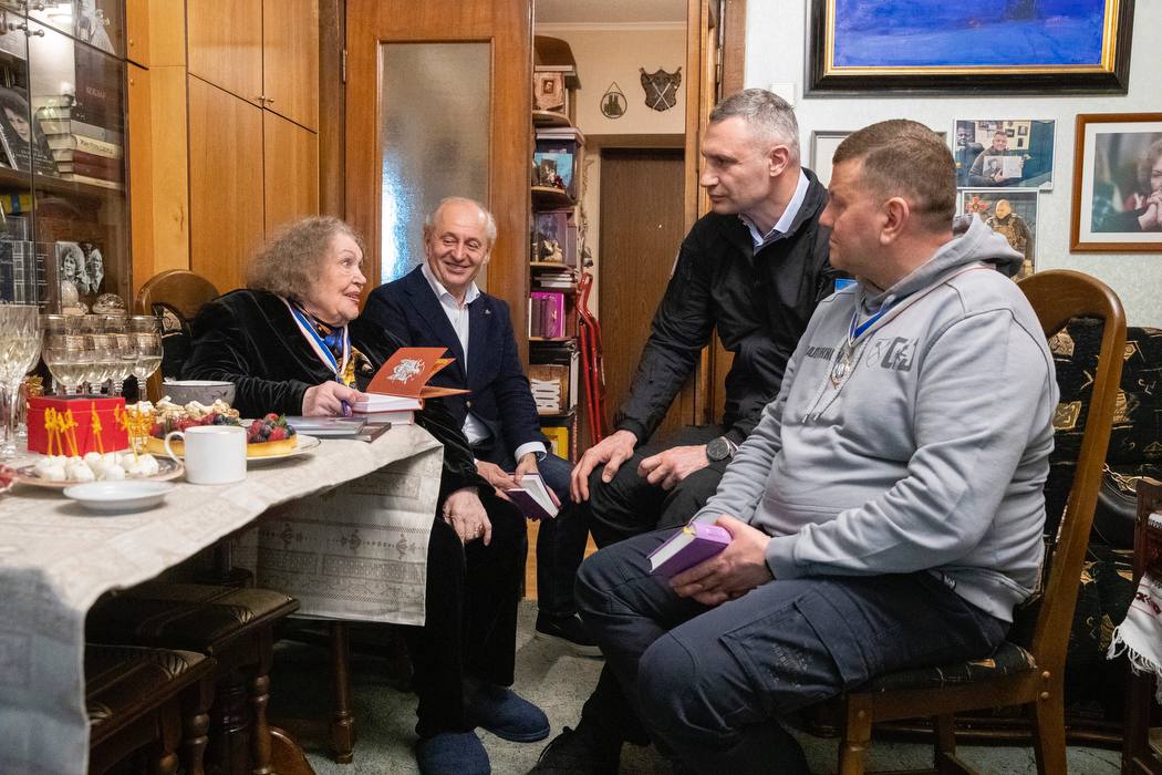 Виталий Кличко вручает награды Валерию Залужному и Лине Костенко. Фото: Виталий Кличко/Telegram