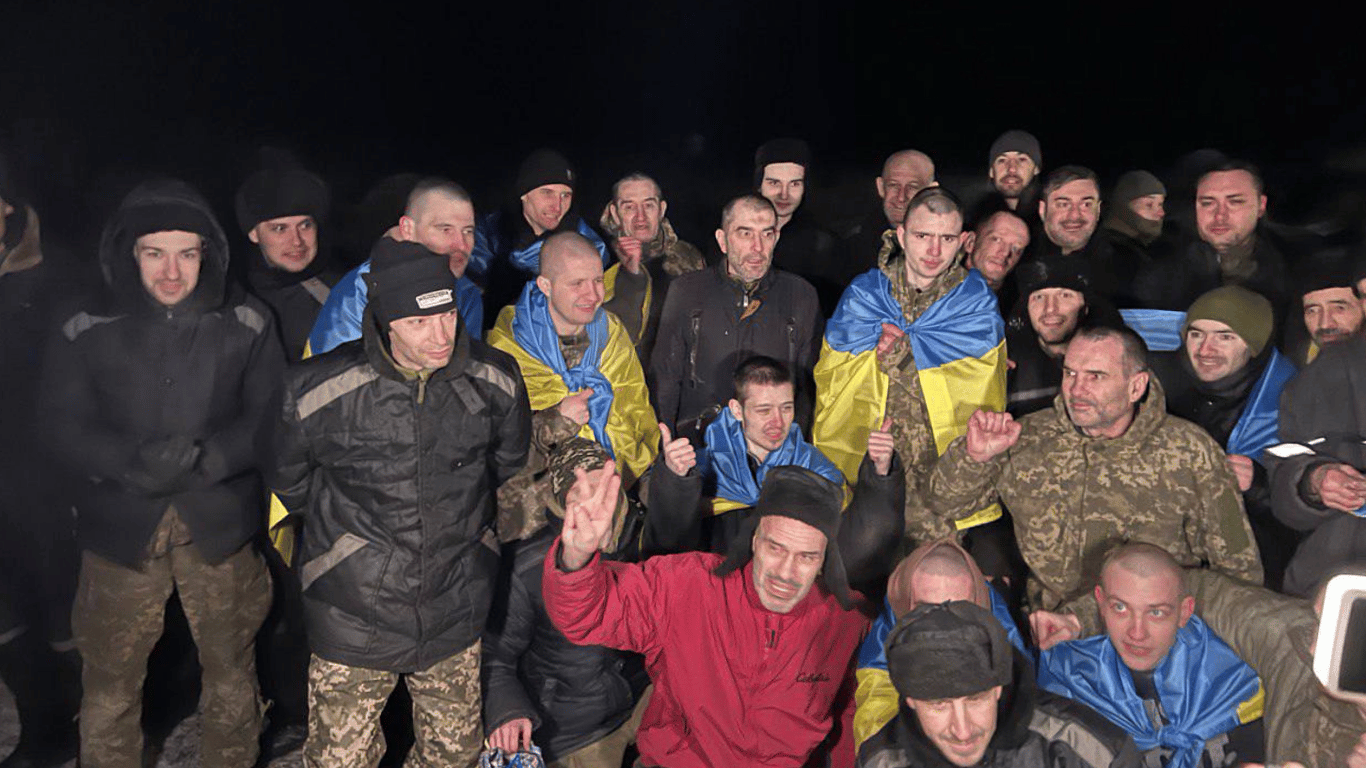 Из российского плена в Украину вернулись более 200 воинов и гражданских
