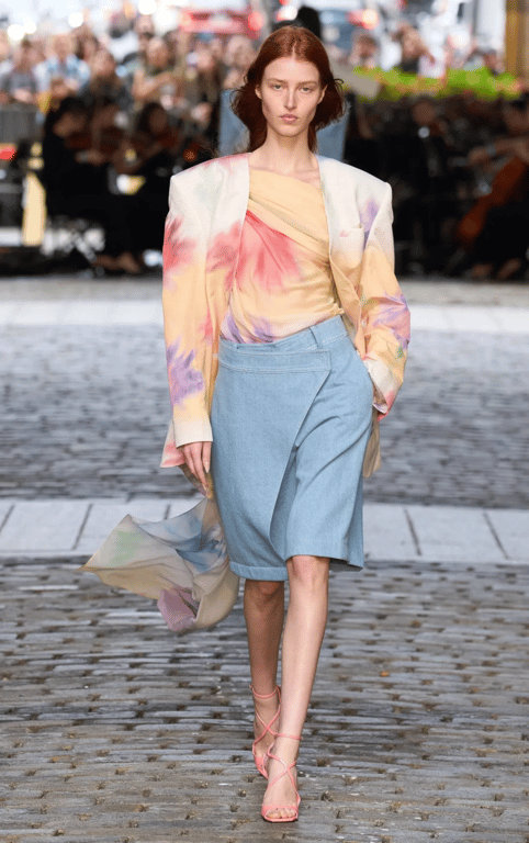 Різнокольорова блузка не залишить нікого байдужим