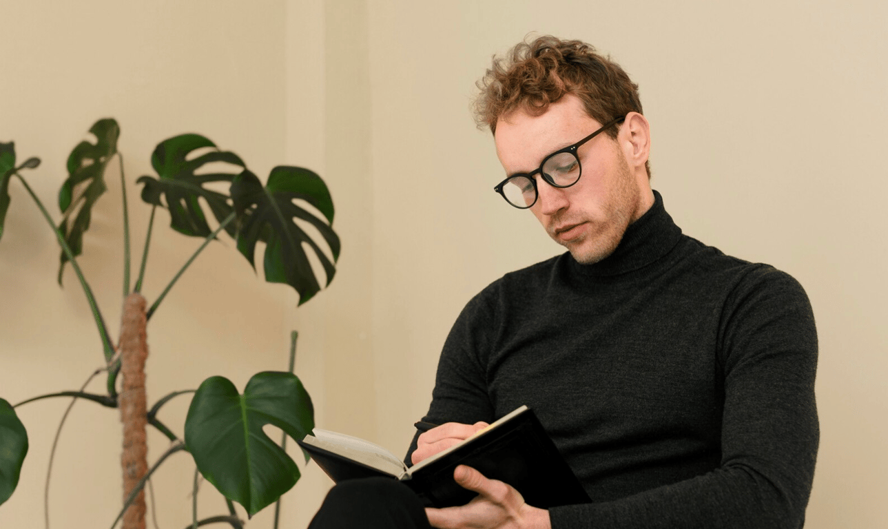 Деякі люди люблять посидіти за книжкою в тиші