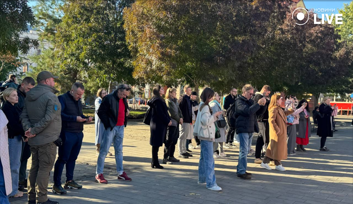 люди на виставці