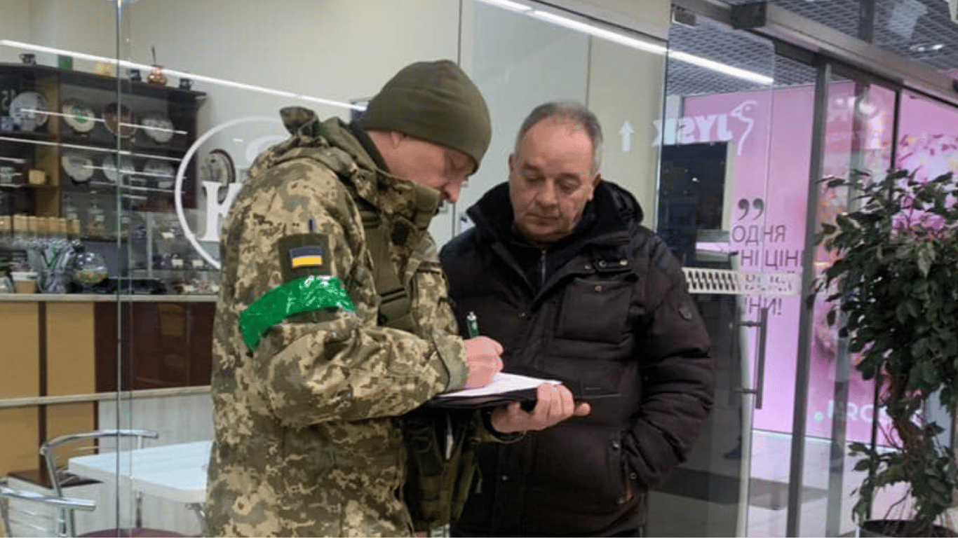 Вручення повісток військовозобов'язаним в Україні — військове керівництво пояснило за яким принципом це відбувається