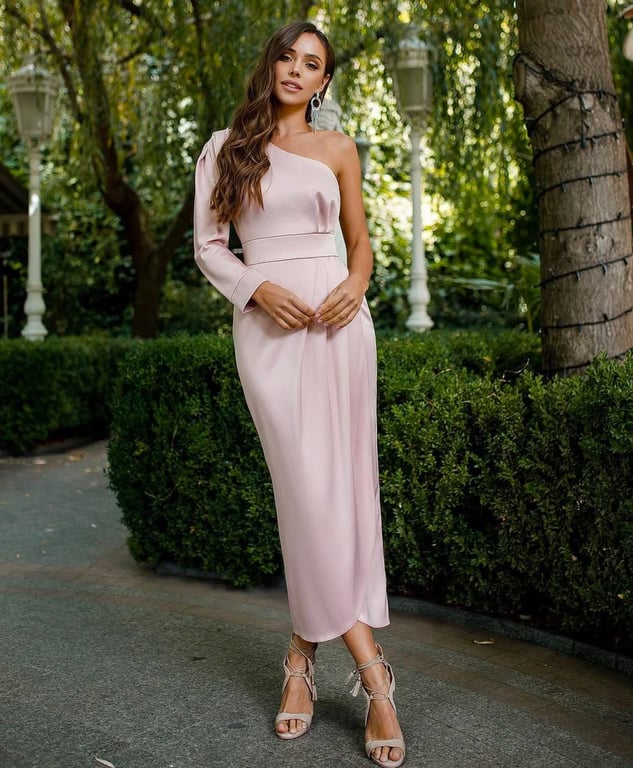 Платье с асимметрией всегда выглядят элегантно