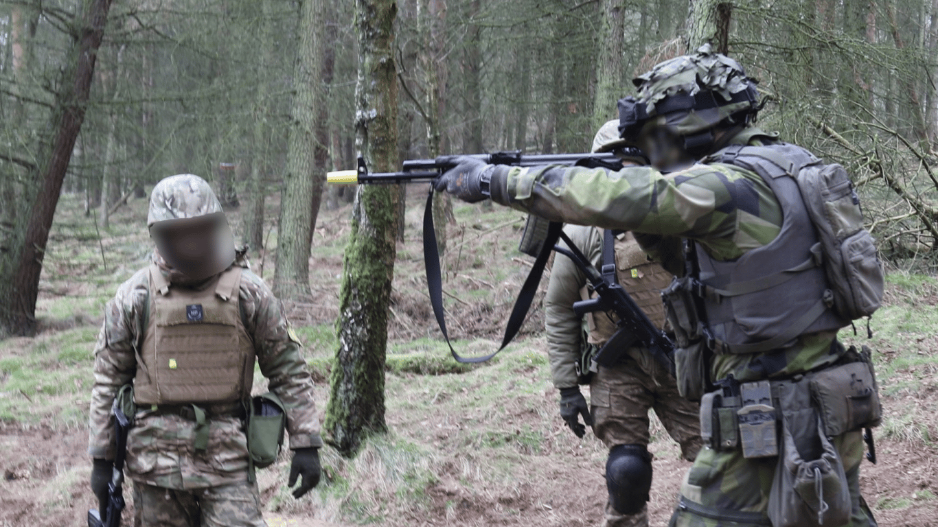 Швеція вчить українських військових воювати на лісистій місцевості