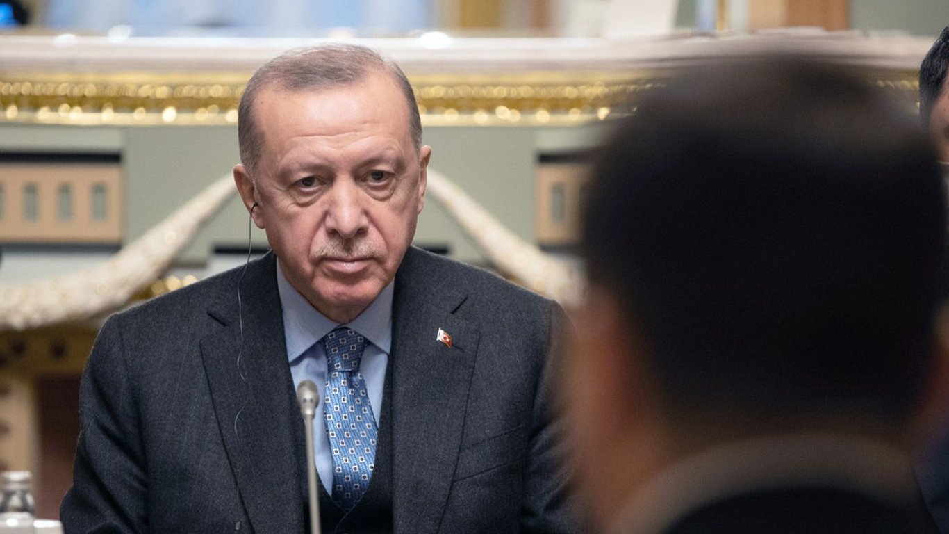 Президенту Туреччини Реджепу Ердогану раптово стало зле під час прямого ефіру: що трапилось