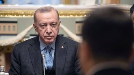 Президенту Турции Реджепу Эрдогану внезапно стало плохо во время прямого эфира: что случилось - 285x160