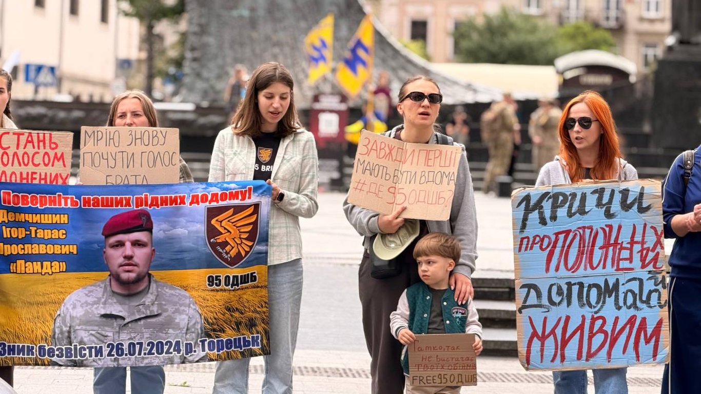 "Полон вбиває": у Львові рідні Захисників вийшли на мітинг