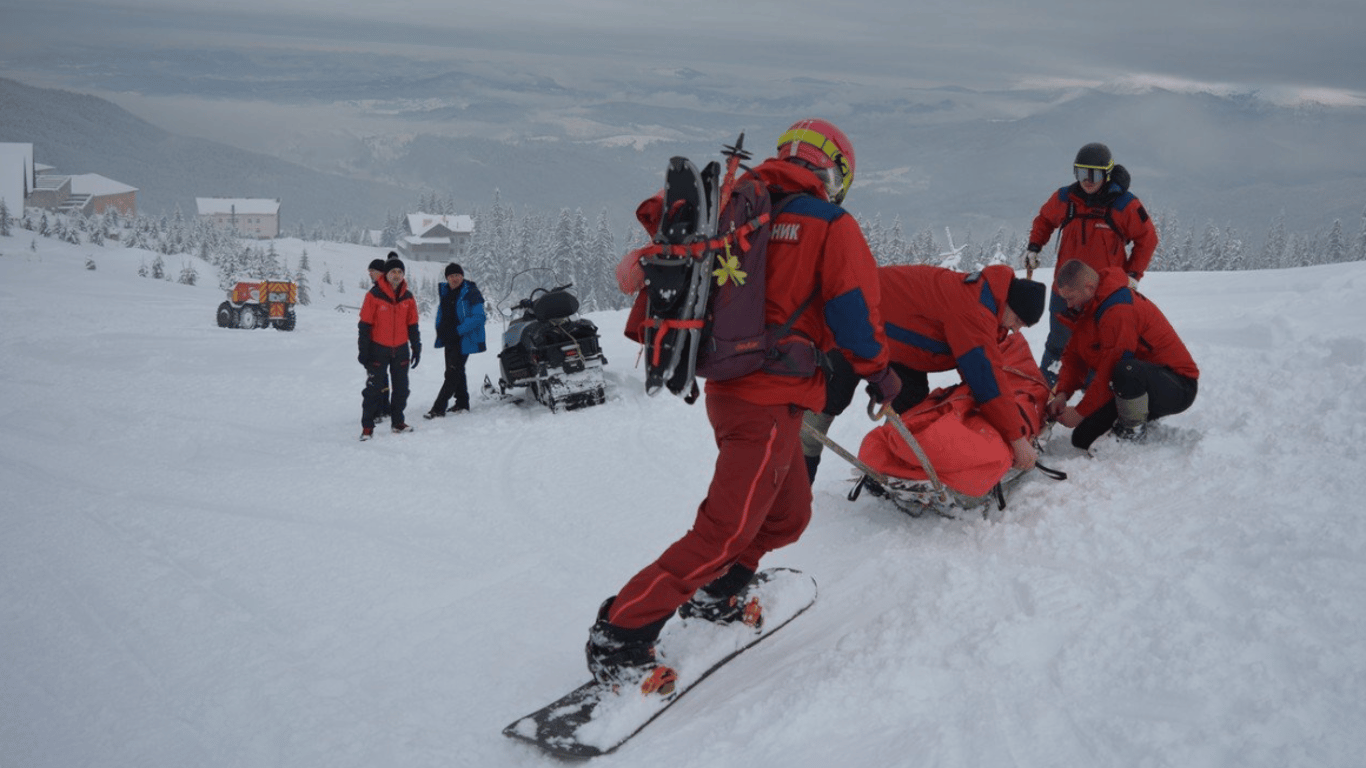 Спасатели помогли 7-летнему мальчику, который травмировался во время катания на лыжах