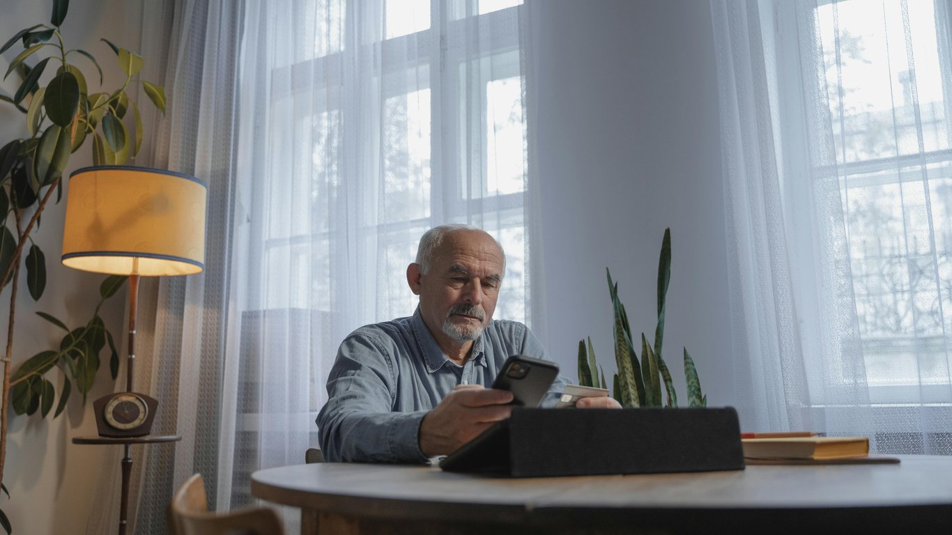 Оптимальний мобільний тариф для українців 60+ — що пропонують оператори у 2025 році