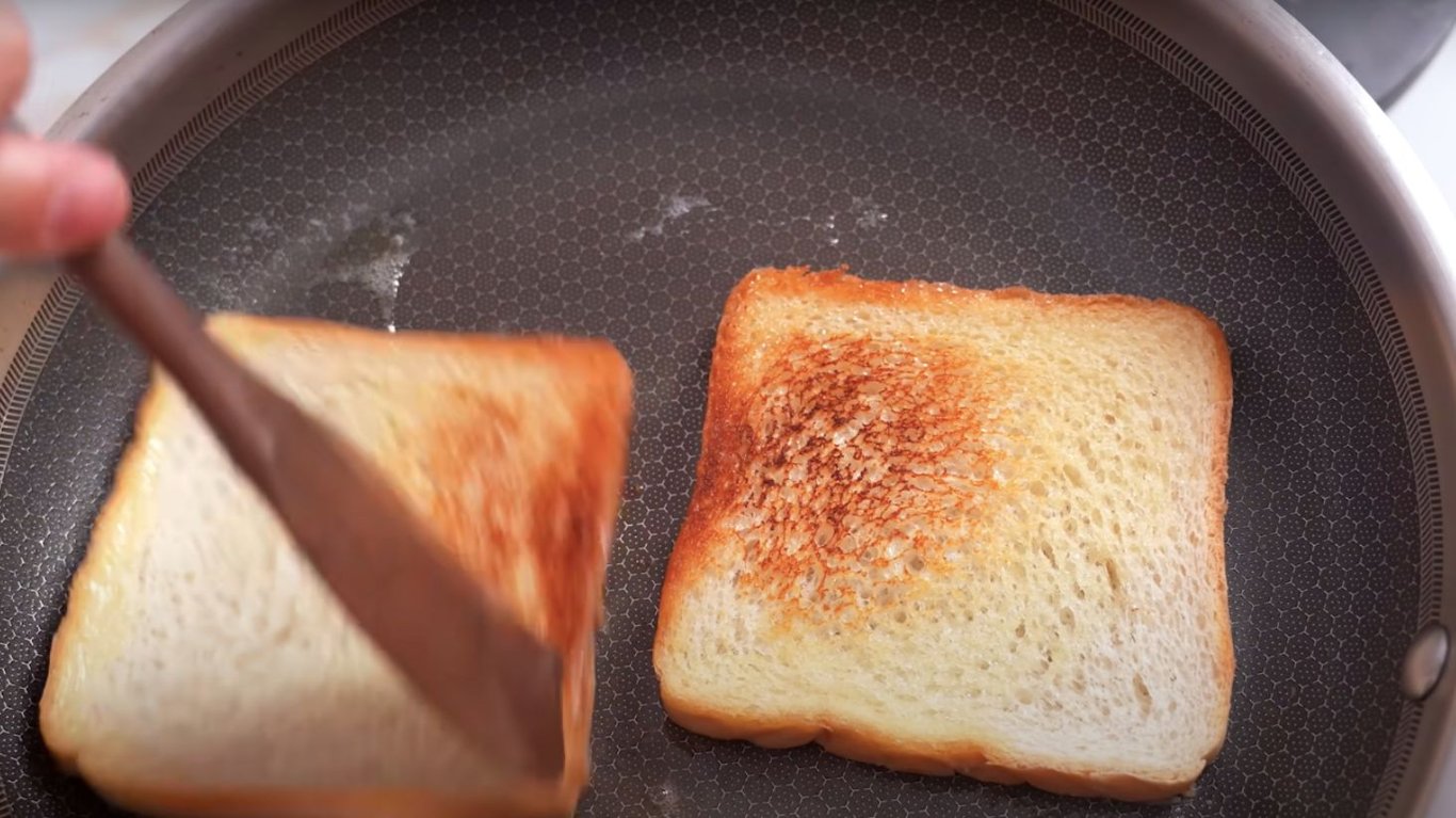 смачний сніданок з тостами та яйцями