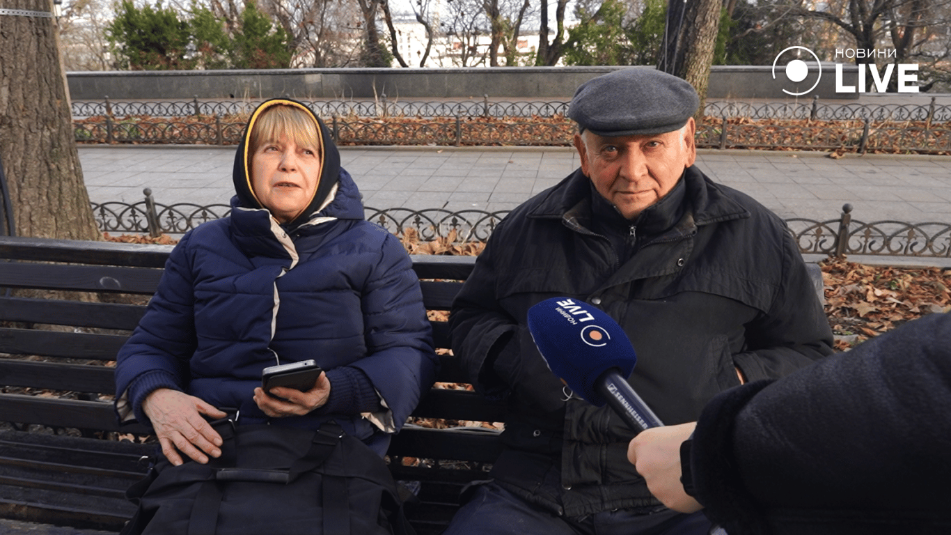 Пенсіонерка Лідія з чоловіком. Фото: Новини.LIVE/ Юлія Браславська