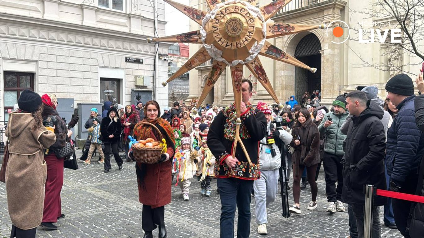 Великан из соломы — Львов установил главный символ Рождества - фото 2