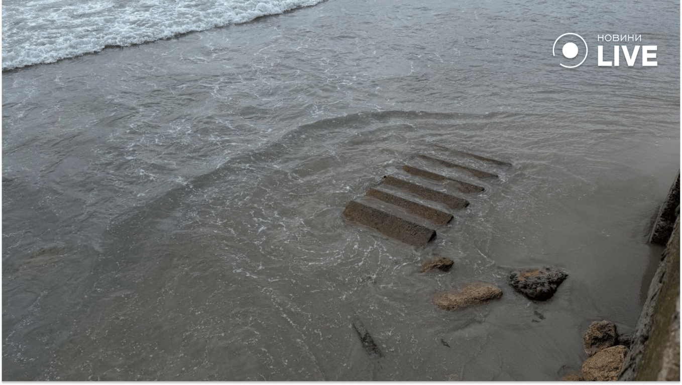 Пляж пішов під воду в Одесі