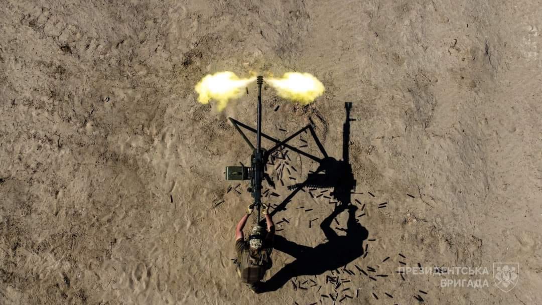 український солдат з кулеметом