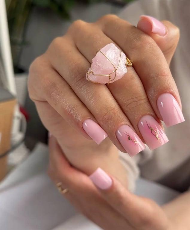 Квадратні нігті зараз в тренді