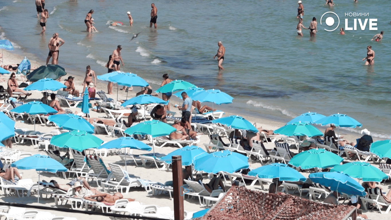 Шезлонги на пляжі