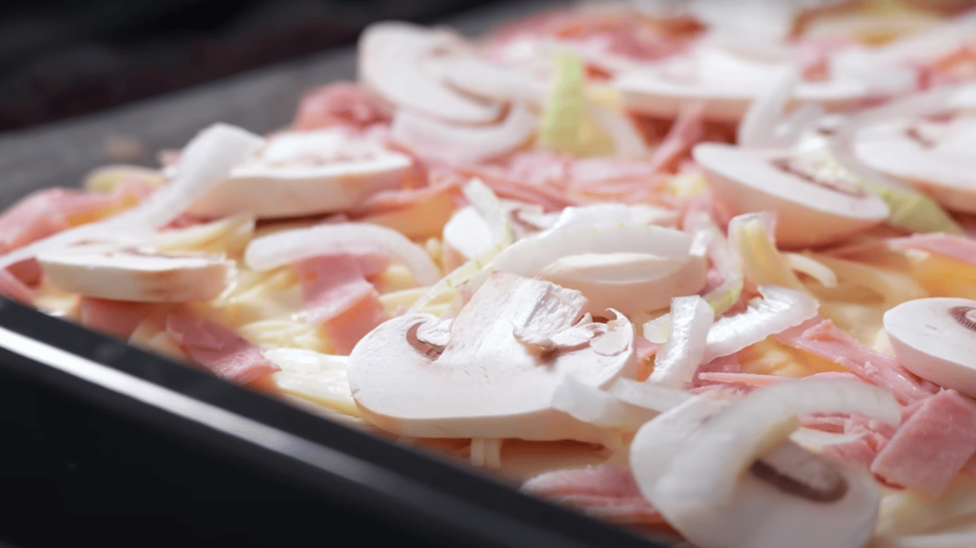 пиріг за хвилину, який краще піци, тісто на кефірі та смачна начинка