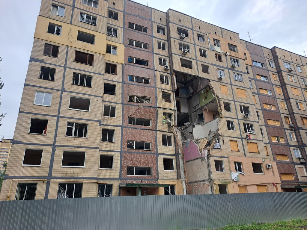 Дрон вдарив по будинку у Дніпрі - через півроку обвалився під'їзд