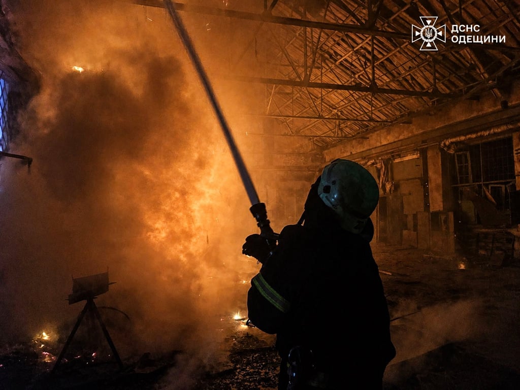 Рятувальник гасить вогонь