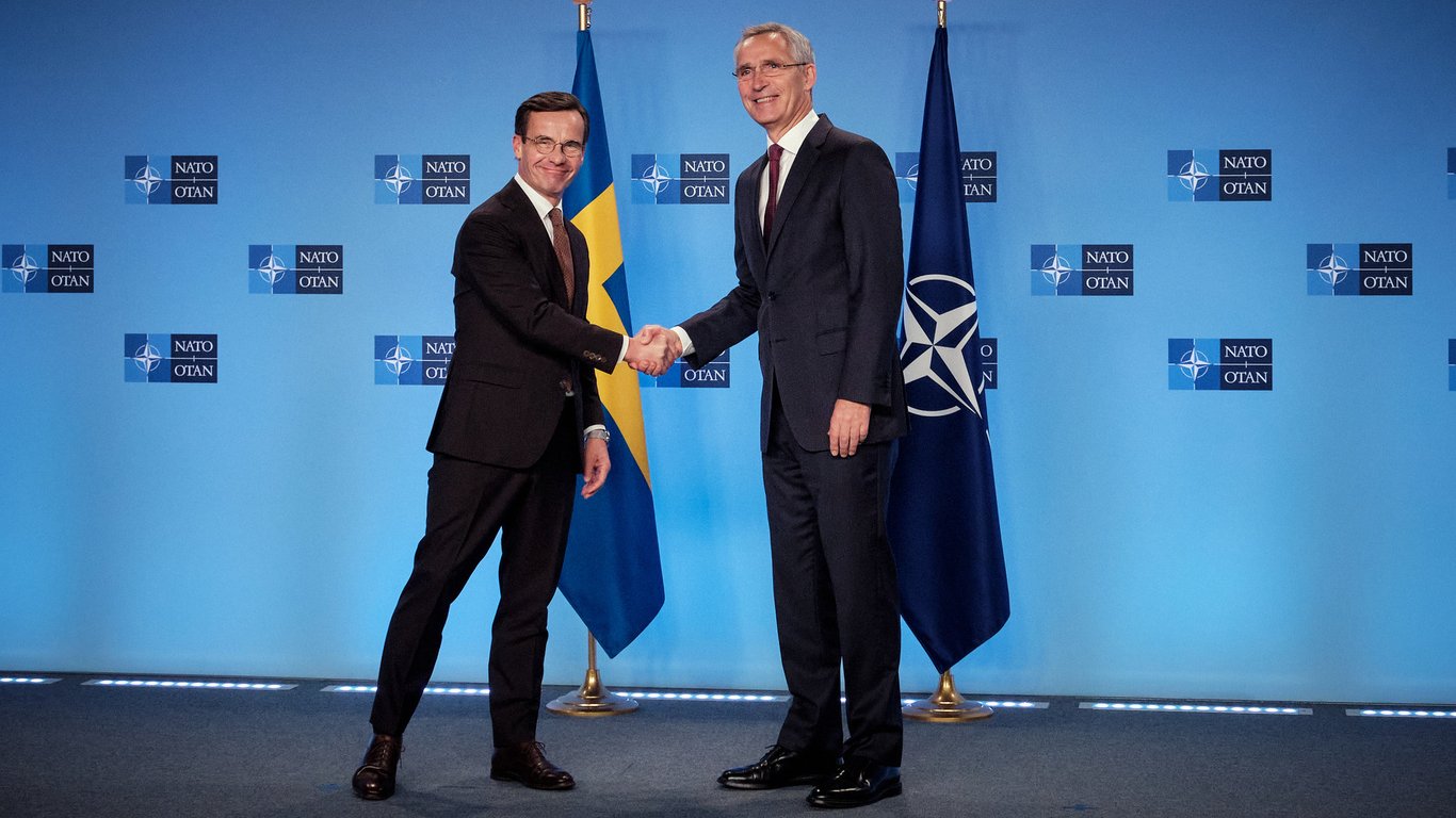 Швеція стала 32-м членом НАТО — у штаб-квартирі підняли прапор країни