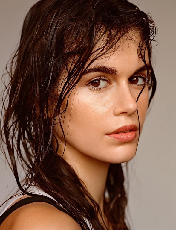 Модель Кайя Гербер. Фото: Harper’s Bazaar France