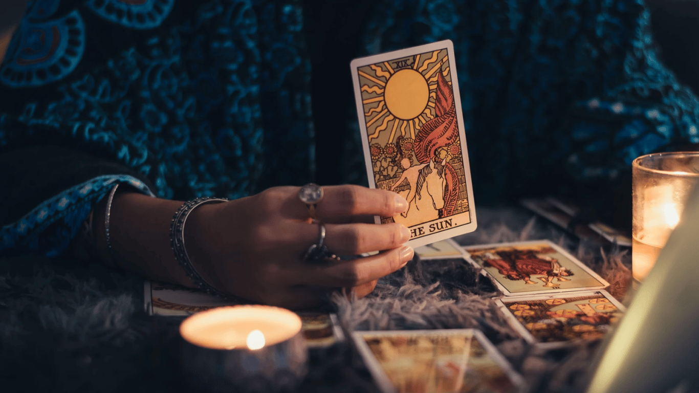 Таро-гороскоп на выходные 21-22 марта 2026: знаки Зодиака, которым повезет больше всего