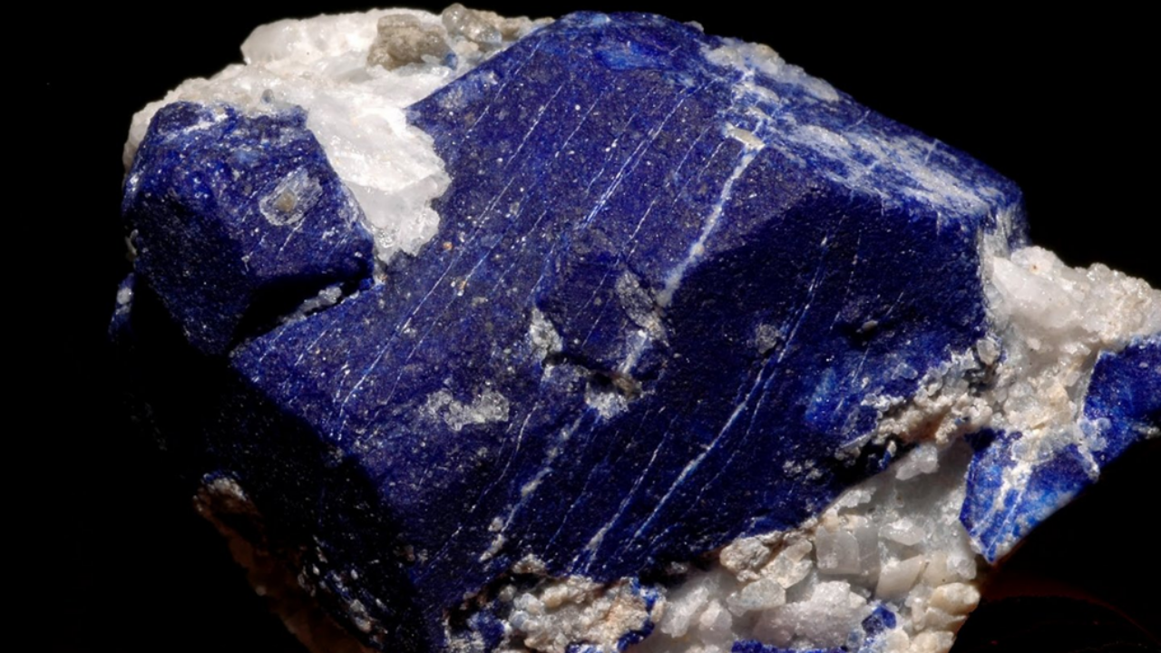 Лазурит, являющийся талисманом именинника третьего апреля