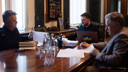 Зеленський провів розмову з президентом Румунії після падіння дрона - 290x160