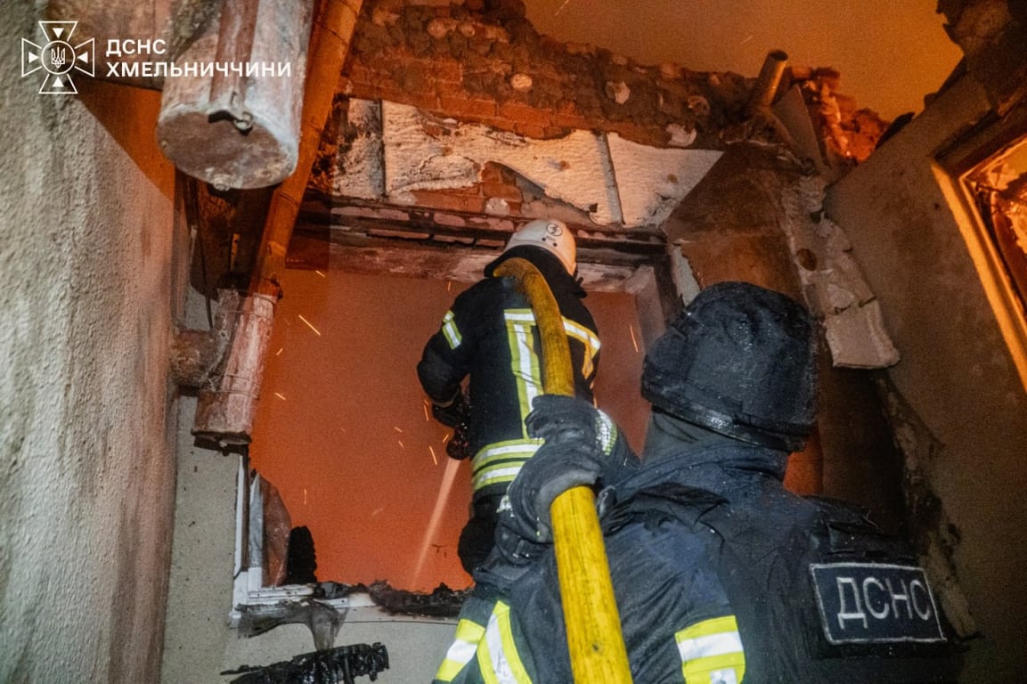 Спасатели тушат пожар на Хмельнитчине