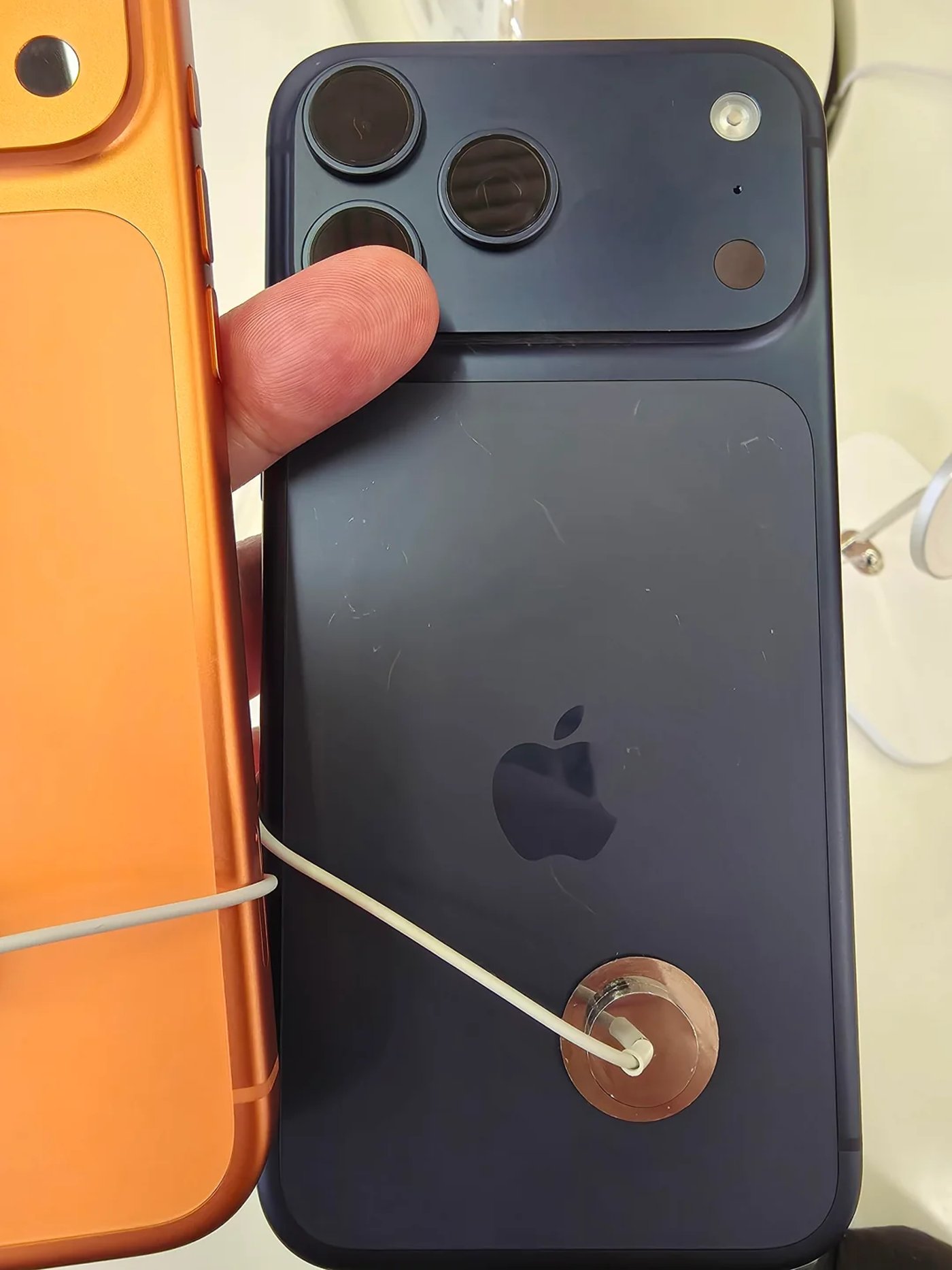 iPhone 17 Pro царапины