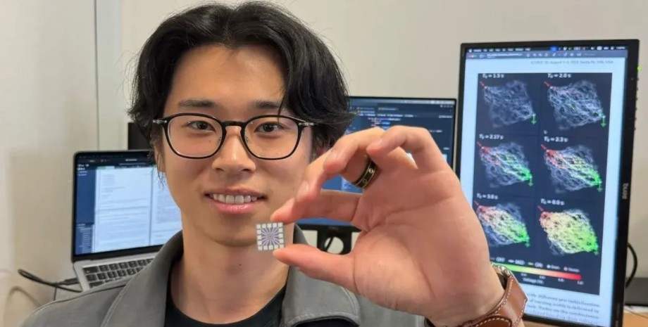 Ученый Руомин Чжу с чипом управления электронным мозгом